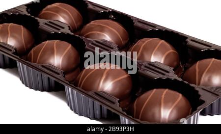 Bonbons au chocolat en boîte isolés sur fond blanc Banque D'Images