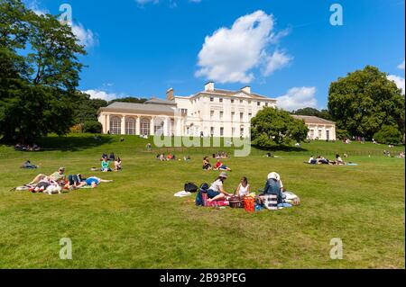 Les personnes ayant des pique-niques sur le terrain de Kenwood House, Hampstead Heath, London, England, UK Banque D'Images