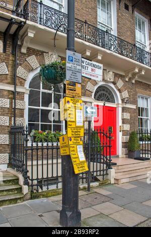 LONDON NEW CAVENDISH STREET UNE PLÉTHORE OU UNE QUANTITÉ EXCESSIVE DE JAUNE PAS DE SIGNES DE STATIONNEMENT Banque D'Images