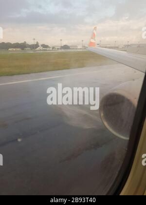 frein aérodynamique d'un avion sous la pluie Banque D'Images