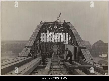 Ligne 2 Sud 10 Xbre 1904 / Austerlitz Viaduc / détail du montage de l'arc du [...] / à la gare Orléans Construction du chemin de fer métropolitaine municipal de Paris : queue du montage de l'arc du viaduc d'Austerlitz. Paris (XIIIème arr.).'ligne 2 Sud 10 Xbre 1904 / Viaduc d'Austerlitz / Détail du montage de l'arc de la [...] / vers la gare d'Orléans. 1904-12-10. Photographie anonyme. 1904-12-10. Paris, musée Carnavalet. Banque D'Images