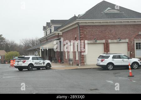 Alexandria, va, États-Unis. 23 mars 2020. Amtrak a mis une autre réduction de service à partir d'aujourd'hui avec Amtrak train 79 en direction de Raleigh, NC avec seulement trois voitures et n'offrant pas de bagages enregistrés comme le train offre normalement le 23 mars 2020 à Alexandria, Virginie. Crédit: Mpi34/Media Punch/Alay Live News Banque D'Images