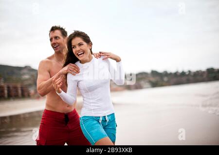 Jeune couple à la plage étant ludique. Banque D'Images
