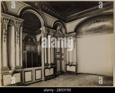 Vue intérieure de la Chancellerie d'Orléans ,? double porte décorée avec une décoration sculptée de putti avec une couronne. 1ère arrondissement, Paris Anonyme. 'Vue supérieure de la Chancellerie d'Orléans,? Double porte ornée d'un décor sculpté du Putti avec une couronne de fleurs. 1 er arrondissement, Paris'. Rage au gélatino-bromure d’argent. En 1907-1907. Paris, musée Carnavalet. Banque D'Images