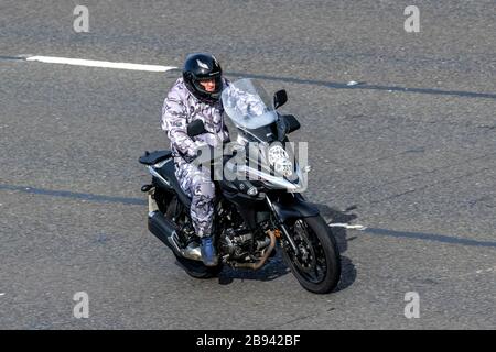 Pilote de moto Givi V-strome ; circulation automobile, transport à deux roues, véhicules modernes, motos, véhicule, routes, motos, cyclistes roulant sur l'autoroute M6 Chorley, Royaume-Uni Banque D'Images