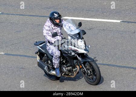 Pilote de moto Givi V-strome ; circulation automobile, transport à deux roues, véhicules modernes, motocyclettes, véhicules, routes, motos, motocyclettes, motocyclistes à moteur sur l'autoroute   Chorley, Royaume-Uni Banque D'Images