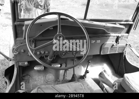 Intérieur d'une jeep militaire américaine de la seconde Guerre mondiale et de divers engins Banque D'Images