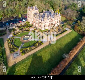 Château de Belfast. Construit au XIXe siècle. Attraction touristique sur les pentes du Cavehill Country Park à Belfast, en Irlande du Nord. Vue aérienne Banque D'Images