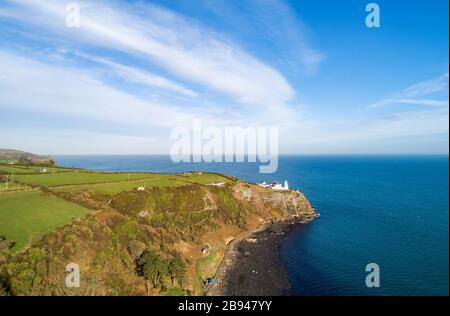 Phare de Blackhead et sentier côtier près de Carrickfergus et Belfast sur une falaise abrupte sur la côte Atlantique à l'entrée du rire de Belfast Banque D'Images