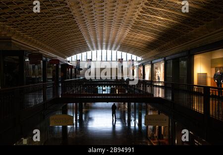 Washington DC, États-Unis. 23 mars 2020. Washington, États-Unis. 23 mars 2020. Un homme traverse une gare Union presque vide alors que le COVID-19, Coronavirus, Pandema amène le train à un arrêt proche, à Washington, DC, le 23 mars 2020. Photo de Kevin Dietsch/UPI crédit: UPI/Alay Live News crédit: UPI/Alay Live News Banque D'Images