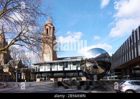 The Sky Mirror Nottingham une sculpture publique d'Anish Kapoor à l'extérieur du théâtre Playhouse à Wellington Circus. Un plat concave de six mètres de large Banque D'Images