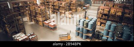 intérieur d'un grand entrepôt avec des matériaux stockés et des moyens pour déplacer les palettes. industrie de la logistique et de la fabrication. Banque D'Images