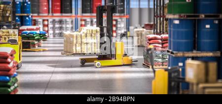 intérieur d'un grand entrepôt avec des matériaux stockés et des moyens pour déplacer les palettes. foyer sélectif sur un chariot élévateur. rendu tridimensionnel. logistique et manufacture Banque D'Images