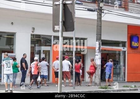 Guarulhos, Sao Paulo, Brésil. 23 mars 2020. (INT).COVID-19-banques à Sao Paulo. 23 mars 2020, Guarulhos, Sao Paulo, Brésil:lignes longues pour retirer de l'argent et payer des factures aux principales banques du quartier de Taboao à Guarulhos, qui est proche de l'aéroport international de Sao Paulo et de la gare CPTM ce lundi après-midi (23).Credit:Fepesil/Thenews2: Fepesil/TheNEW2/ZUMA Live News Banque D'Images