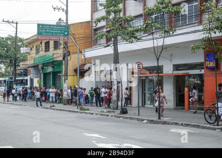 Guarulhos, Sao Paulo, Brésil. 23 mars 2020. (INT).COVID-19-banques à Sao Paulo. 23 mars 2020, Guarulhos, Sao Paulo, Brésil:lignes longues pour retirer de l'argent et payer des factures aux principales banques du quartier de Taboao à Guarulhos, qui est proche de l'aéroport international de Sao Paulo et de la gare CPTM ce lundi après-midi (23).Credit:Fepesil/Thenews2: Fepesil/TheNEW2/ZUMA Live News Banque D'Images