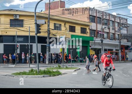 Guarulhos, Sao Paulo, Brésil. 23 mars 2020. (INT).COVID-19-banques à Sao Paulo. 23 mars 2020, Guarulhos, Sao Paulo, Brésil:lignes longues pour retirer de l'argent et payer des factures aux principales banques du quartier de Taboao à Guarulhos, qui est proche de l'aéroport international de Sao Paulo et de la gare CPTM ce lundi après-midi (23).Credit:Fepesil/Thenews2: Fepesil/TheNEW2/ZUMA Live News Banque D'Images