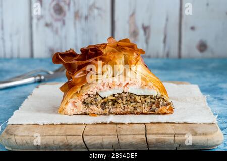 Coulibiac - Type russe de pirog rempli de saumon farci de riz, de champignons, d'oignon, d'aneth et d'œufs durs Banque D'Images