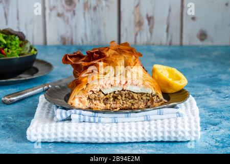 Coulibiac - Type russe de pirog rempli de saumon farci de riz, de champignons, d'oignon, d'aneth et d'œufs durs Banque D'Images