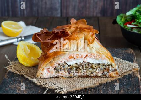 Coulibiac - Type russe de pirog rempli de saumon farci de riz, de champignons, d'oignon, d'aneth et d'œufs durs Banque D'Images