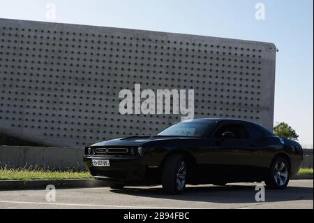 Tbilissi, Géorgie 10 août 2019 Black Dodge Challenger stationné sur le côté de la route Banque D'Images