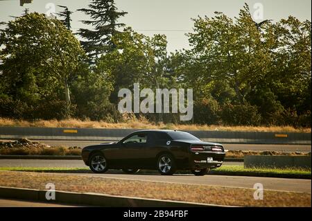 Tbilissi, Géorgie 10 août 2019 Black Dodge Challenger stationné sur le côté de la route Banque D'Images