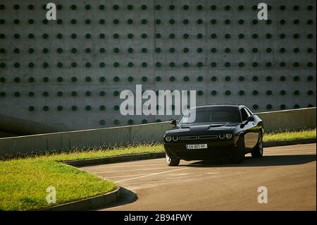 Tbilissi, Géorgie 10 août 2019 Black Dodge Challenger stationné sur le côté de la route Banque D'Images