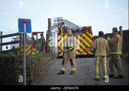 Pompiers sur les lieux d'un incendie de douves près du réservoir de Deer Hill à Marsden. Banque D'Images