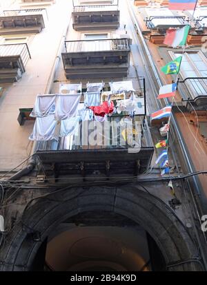 Des drapeaux colorés accrochés entre les terrasses des maisons des quartiers espagnols de Naples Banque D'Images