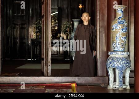 Moine et vase à la pagode Thien Mu à Hue, au Vietnam Banque D'Images