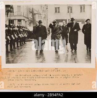 Propagande photographique : le président Laval, passé le garde, lui rend le Trampus. 'Photographie propagande : le président Laval passe devant la Garde qui lui envoie les honneurs'. LA RÉUNION DES CHEFS DEPARTEMENATUX DE LA LÉGION; / le Président LAVAL, Chef du Gouvernement, un Président / la réunion des chefs départementaux de la Légion fran / çaise des combattants. / N.P.M. Le Président LAVAL passe devant la Garde qui lui fait des honneurs. Rage au gélatino-bromure d'argent. Légende dactylographiée à l'encre noire. En 1942-06-11-1942-06-11. Paris, musée Carnavalet. Banque D'Images