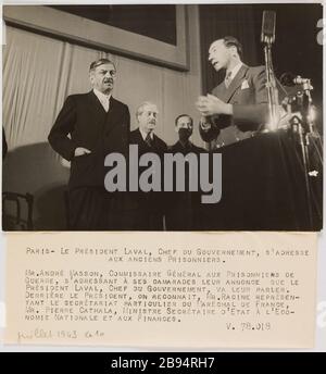 Propagande photographique : le président Laval est sur le point de faire un discours aux anciens prisonniers, le Trampus de Paris. 'Photographie propagande : le président Laval s'apprenti à faire un décourage de devant les anciens prisonniers, Paris'. PARIS, LE PRÉSIDENT LAVAL, CHEF DU GOUVERNEMENT, S'ADRESSE / AUX ANCIENS PRISONNIERS. / M. ANDRE MASSON, COMMISSAIRE GÉNÉRAL AUX PRISONNIERS DE / GUERRE, S'ADRESSANT A SES CAMARADIES LEUR ANNONCE QUE LE / PRÉSIDENT LAVAL,CHEF DU GOUVERNEMENT, VA LEUR PARLER. / DERRIERE LE PRÉSIDENT, SUR RECONNAIT, M. RACINE REPRESEN- / TANT LE SECRETARIAT PARTICILIER DU MARECHAL DE FRANCE, / M. P Banque D'Images