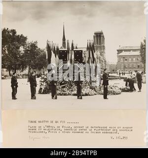 Des funérailles de propagande photographique sur la place de l'Hôtel de Ville, 4ème arrondissement, Paris Trampus. 'Photo propagande : funéraires sur la place de l'Hôtel-de-Ville, 4ème arrondissement, Paris'. TOMBE MARTYR DE SA FAI / PLACE DE L'HOTEL DE VILLE, DEVANT LE CATAFALQUE NOIR ET ARGENT / SOBRE ET MAJESTUEUX, IMMOBILE ENTRE LE FLOTTEMENT DES DRAPEAUX / TRICOLOORES, PARIS A RENDU HOMMAGE AU TRIBUN ASSSINE. / V. 104.259. Rage au gélatino-bromure d'argent. Légende dactylographiée à l'encre Noire. En 1944-06-30-1944-06-30. Paris, musée Carnavalet. Banque D'Images