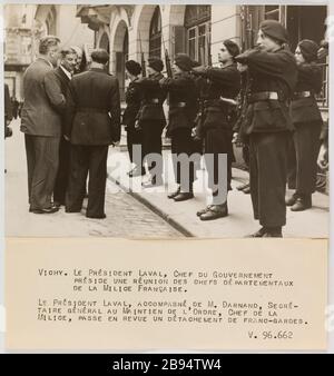 Propagande photographique : le président Laval et Darnand, secrétaire général de la police, examinent un détachement de garde franc. Trampus. 'Photo propagande : le président Laval et Darnand, secrétaire général du responsable de l'ordre passent en revue un détachygraphe de Franc-gardes'. VICHY. LE PRÉSIDENT LAVAL, CHEF DU GOUVERNEMENT / PRÉSIDENT DE L'UNE REUNION DES CHEFS DEPARTEMENTAUX / DE LA MILICE FRANCAISE. / LE PRÉSIDENT LAVAL, ACCOMPAGNE DE DARNAND,SECRE- / JUGE-ARBITRE GÉNÉRAL DU MAINTIEN DE L'ORDRE, CHEF DE LA / MILICE, PASSE EN REVUE UN DÉTACHEMENT DE FRANC-GARDE / V.96.662. Rage au gélatino-bromu Banque D'Images