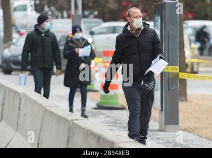 Montréal, Québec, Canada. 23 mars 2020. Les gens arrivent à une clinique de test COVID-19 à Montréal, au Québec, au Canada, le lundi 23 mars 2020, alors que les cas de Coronavirus COVID-19 augmentent au Canada et dans le monde entier. Photo Graham Hughes/Freelance crédit: Graham Hughes/Alay Live News Banque D'Images