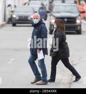 Montréal, Québec, Canada. 23 mars 2020. Les gens sont présentés dans une clinique de test COVID-19 à Montréal, au Québec, au Canada, le lundi 23 mars 2020, alors que les cas de Coronavirus COVID-19 augmentent au Canada et dans le monde entier. Photo Graham Hughes/Freelance Credit: Graham Hughes/Alay Live News Banque D'Images