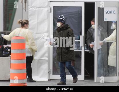 Montréal, Québec, Canada. 23 mars 2020. Les gens sont présentés dans une clinique de test COVID-19 à Montréal, au Québec, au Canada, le lundi 23 mars 2020, alors que les cas de Coronavirus COVID-19 augmentent au Canada et dans le monde entier. Photo Graham Hughes/Freelance Credit: Graham Hughes/Alay Live News Banque D'Images