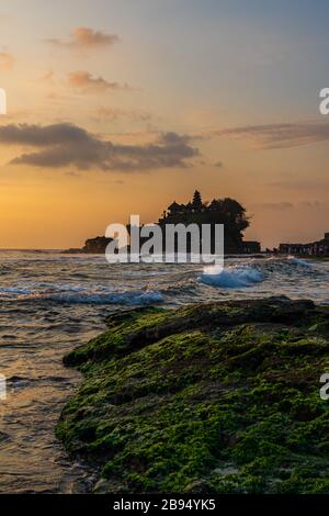 Temple Pura Tanah Lot, Bali au coucher du soleil. Pour les balinais, Pura Tanah Lot est l'un des temples marins les plus importants et vénérés. Une photographie de longue exposition. Banque D'Images