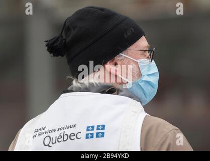 Montréal, Québec, Canada. 23 mars 2020. Un travailleur de la santé est présenté dans une clinique de test COVID-19 à Montréal, au Québec, au Canada, le lundi 23 mars 2020, alors que les cas de Coronavirus COVID-19 augmentent au Canada et dans le monde entier. Photo Graham Hughes/Freelance crédit: Graham Hughes/Alay Live News Banque D'Images
