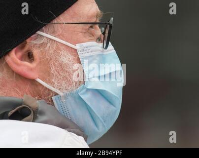 Montréal, Québec, Canada. 23 mars 2020. Un homme portant un masque facial est montré dans une clinique de test COVID-19 à Montréal, au Québec, au Canada, le lundi 23 mars 2020, alors que les cas de Coronavirus COVID-19 augmentent au Canada et dans le monde entier. Photo Graham Hughes/Freelance Credit: Graham Hughes/Alay Live News Banque D'Images