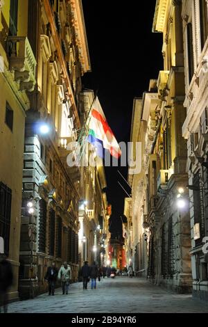 Via Garibaldi rue par nuit, Strade Nuove, patrimoine mondial UNESCO site, Gênes, Ligurie, Italie, Europe Banque D'Images