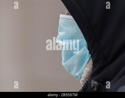 Montréal, Québec, Canada. 23 mars 2020. Un homme porte un masque de visage dans une clinique de test COVID-19 à Montréal, au Québec, au Canada, le lundi 23 mars 2020, alors que les cas de Coronavirus COVID-19 augmentent au Canada et dans le monde entier. Photo Graham Hughes/Freelance crédit: Graham Hughes/Alay Live News Banque D'Images