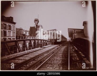 Gare d'Aubervilliers. Vue prise viaduc actuel (vers la nation). 21 mars 1903. Métro Aubervilliers. Vue prise viaduc actuel (vers la nation). Aubervilliers. 21 mars 1903. Métro parisien. 'La station de métro Aubervilliers. Vue pry du viaduc courant (vers la Nation). Aubervilliers'. Photo de Charles Maudron (1861-1940). Rage au gélatino-chlorure d’argent développement. 21 mars 1903. Paris, musée Carnavalet. Banque D'Images