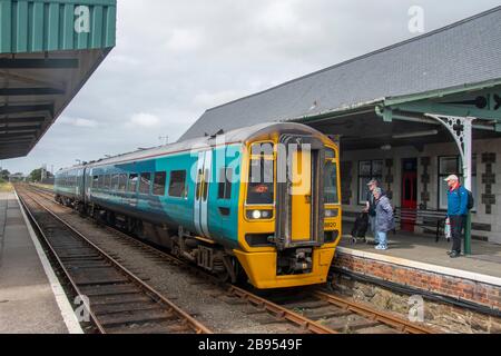 Welsh Government Class 158, Express Sprinter, train à plusieurs unités diesel arrivant à la gare de Barmouth, Barmouth, Gwynedd, Pays de Galles Banque D'Images