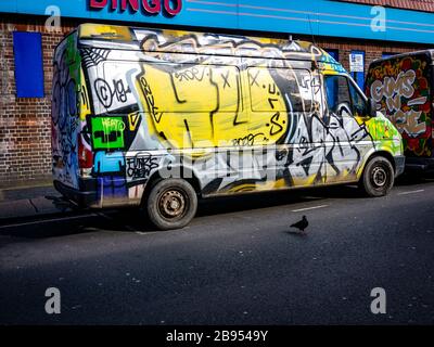 Camionnette blanche couverte de graffitis Arlington Road Camden Town Banque D'Images