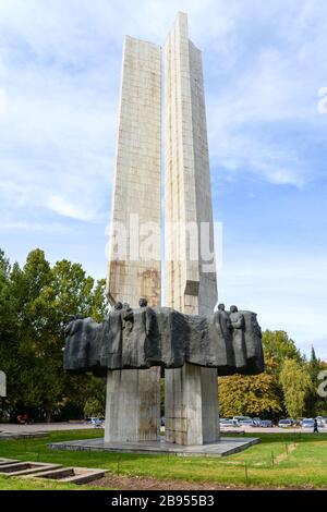 Vue verticale du monument de l’amitié populaire construit à l’époque soviétique avec de la pierre à Bishkek, au Kirghizstan. Stella de l'amitié de la nation. Banque D'Images