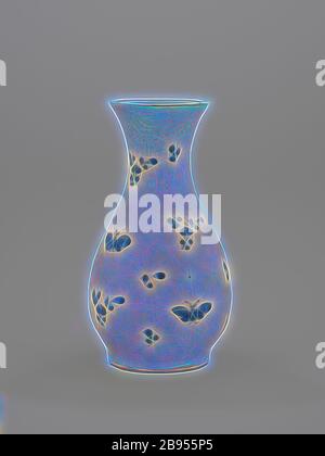 Vase, dynastie Ming, dynastie Ming, 1621-1627, porcelaine, sous-glacer, 10-1/4 x 3-13/16 (diam.) in., art asiatique, réinventé par Gibon, design de glanissement chaleureux et gai de luminosité et de rayons de lumière radiance. L'art classique réinventé avec une touche moderne. La photographie inspirée du futurisme, qui embrasse l'énergie dynamique de la technologie moderne, du mouvement, de la vitesse et révolutionne la culture. Banque D'Images