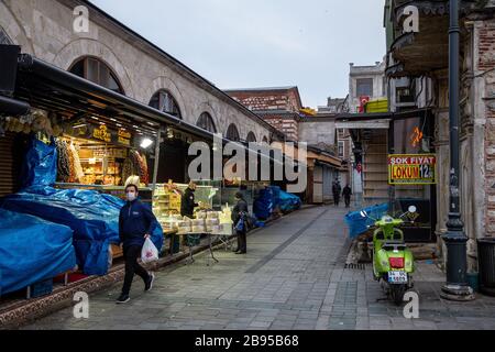 Vue de Mir bazaar,Eminonu.le nombre de personnes dans les places et les rues a diminué.le nouveau type de coronavirus originaire de Chine continue. Banque D'Images