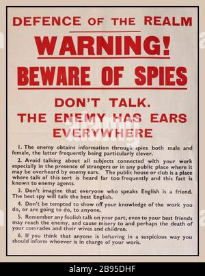 Vintage WW2 Propaganda information Poster Défense du Royaume, ESPIONS SPYING Archive World War II Propaganda information Poster 'attention ! Méfiez-vous des espions, ne dites pas que l'ennemi a des oreilles partout,’. Imprimé par H & S septembre 1939 affiche d'information publique de la seconde Guerre mondiale jouant sur les résultats de la conversation négligente ; et briser les actes officiels secrets, 1911 Banque D'Images