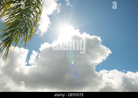 Soleil ciel bleu ensoleillé partiellement nuageux pas de pluie météo prévisions photos stock Banque D'Images