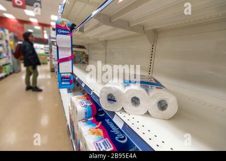 Montréal, CA - 20 mars 2020: Étagères vides de papier toilette dans un supermarché. Pénurie de fournitures en raison de la panique du Coronavirus. Banque D'Images